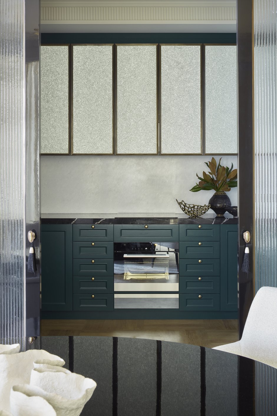 Фотография: Кухня и столовая в стиле Современный, Классический, Квартира, Москва, Лейла Улуханли, Монолитный дом, 4 и больше, Более 90 метров, Эксклюзивные проекты – фото на INMYROOM