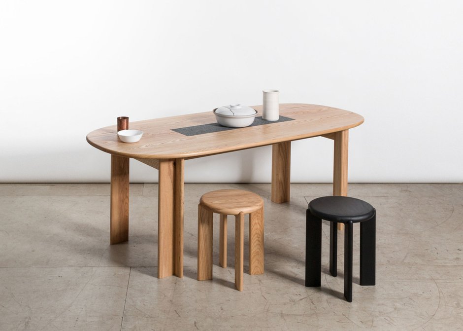 Miro dining table, Miro stool/side table. Дизайн: Studio Snng 