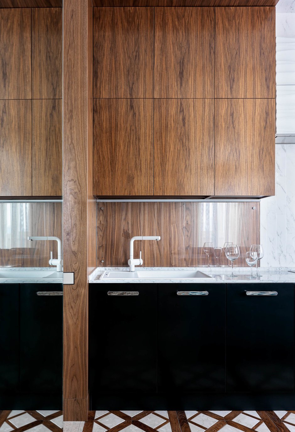 Фотография: Кухня и столовая в стиле Современный, Эклектика, Квартира, Белый, Проект недели, Москва, Зеленый, Бежевый, Розовый, Бирюзовый, Коричневый, Монолитный дом, 3 комнаты, Более 90 метров, Н-Куб, Николай Николаев – фото на INMYROOM