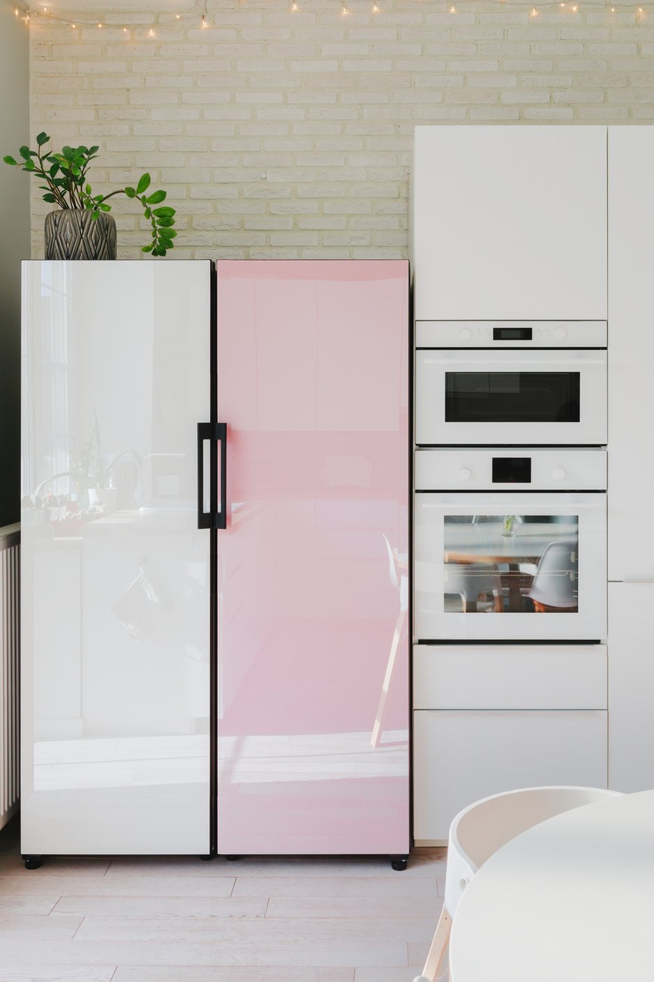 Фотография: Кухня и столовая в стиле Скандинавский, Современный, Проект дня, Холодильник, Дом и дача, Samsung, Таунхаус, 4 и больше, Более 90 метров – фото на INMYROOM