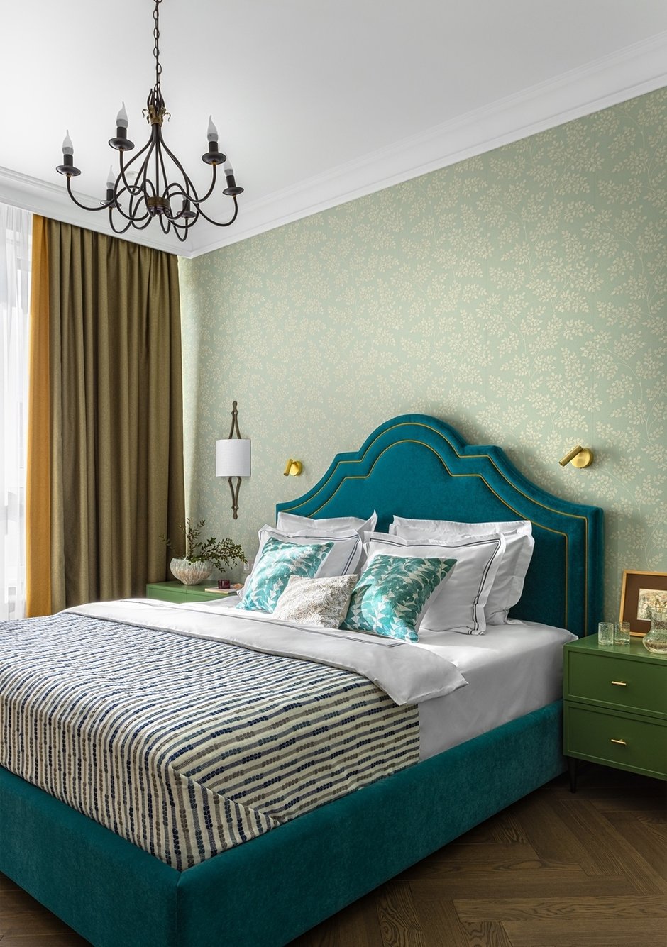 Для спальни выбрали зеленые обои с растительным принтом и бирюзовую кровать, которая смотрится очень эффектно.
