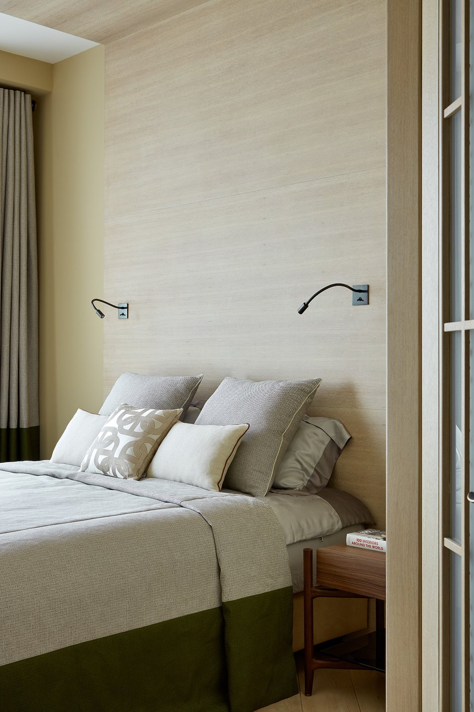 Фотография: Спальня в стиле Современный, Классический, Квартира, Проект недели, Москва, Ариана Ахмад, Татьяна Карякина, 2 комнаты, Более 90 метров, Монолитно-кирпичный, ЖК «Мосфильмовский», #эксклюзивныепроекты – фото на INMYROOM