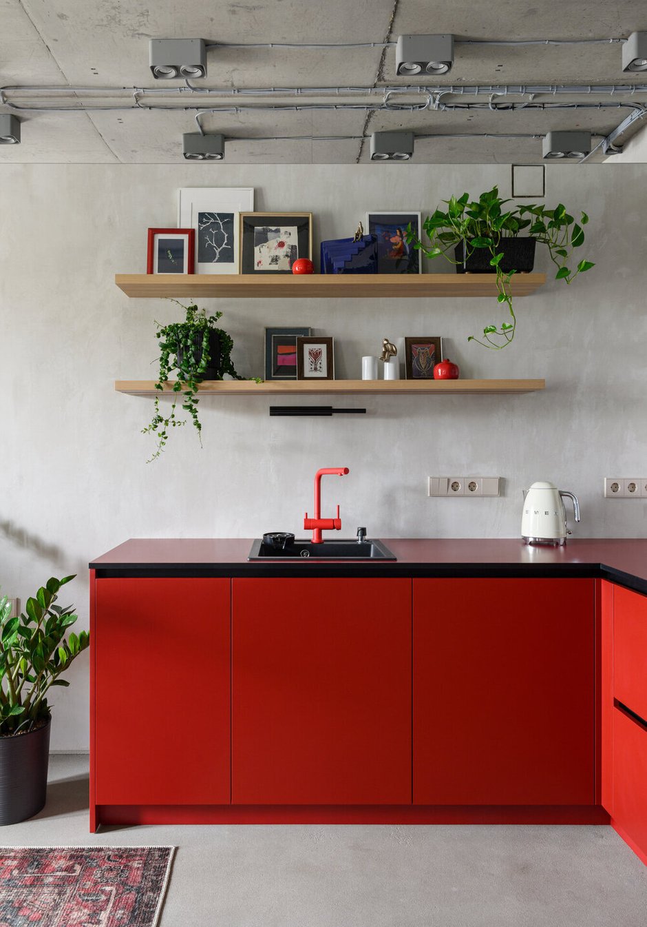 Фотография:  в стиле , Интерьер комнат, Интерьерный стиль, Дизайн интерьера, Советы, дизайн маленькой кухни, как обустроить маленькую кухню, маленькая кухня, планировка маленькой кухни, организация хранения, хранение в квартире, интерьер квартиры, эргономика маленькой кухни, организация системы хранения на кухне, перепланировка квартиры, Как организовать хранение, Немецкий подход к маленькой кухне, Немецкий подход – фото на INMYROOM