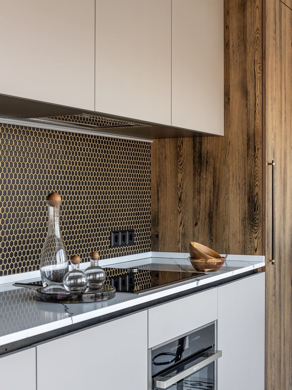 Для фартука выбрали очень красивую мозаику в форме гексагонов.