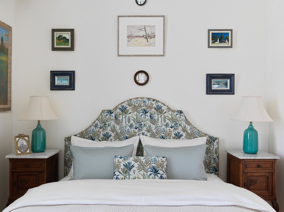 Фотография:  в стиле , Интерьер комнат, Интерьерный стиль, Дизайн интерьера, интерьер спальни, прикроватные светильники в спальне, LIFESTYLE, прикроватная тумбочка, Что хранить в прикроватной тумбочке, прикроватная тумба, тумбочка, тумбочка около кровати – фото на INMYROOM