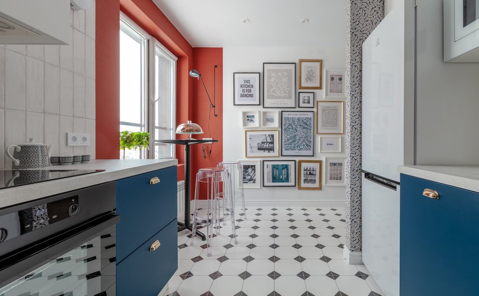 Зону для завтрака выделили покраской стены около окна в яркий оттенок. Заказчица хотела разместить много фотографий. Для нее создали галерейную стену на кухне. Картинки и фотографии на ней можно менять по настроению и сезону.