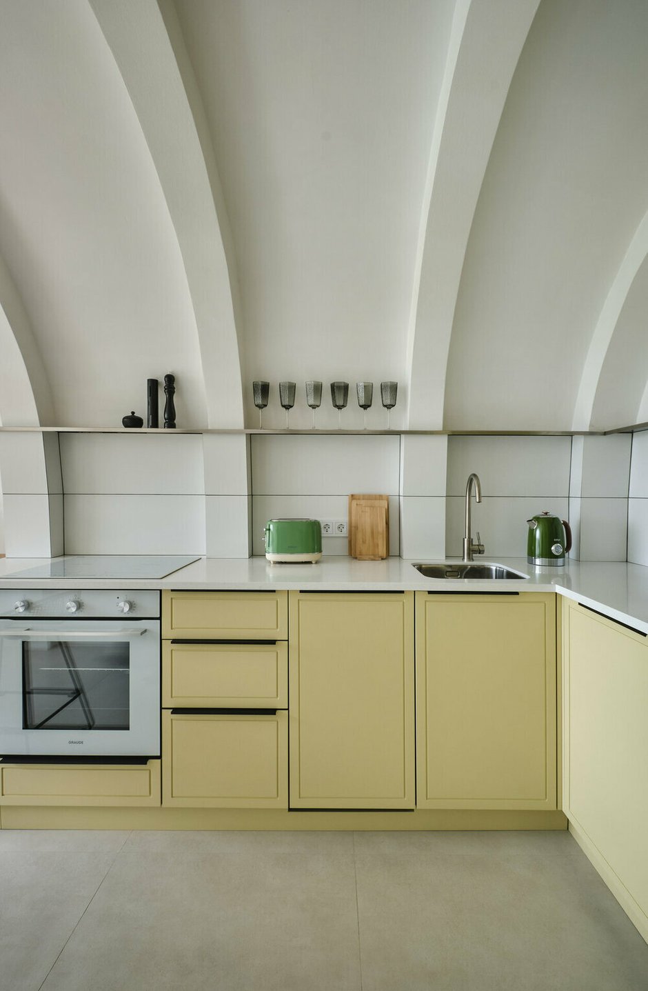 Фотография:  в стиле , Кухня и столовая, Интерьер комнат, Дизайн интерьера, Советы, маленькая кухня, белая кухня, малометражная кухня, идеи обустройства узкой кухни, кухня-гостиная дизайн, как оформить интерьер кухни, интерьер кухни, дизайн кухни, угловая кухня, кухня без шкафов, освещение на кухне, удобная кухня, кухня 2025, кухня белая, кухня с глянцевыми фасадами – фото на INMYROOM