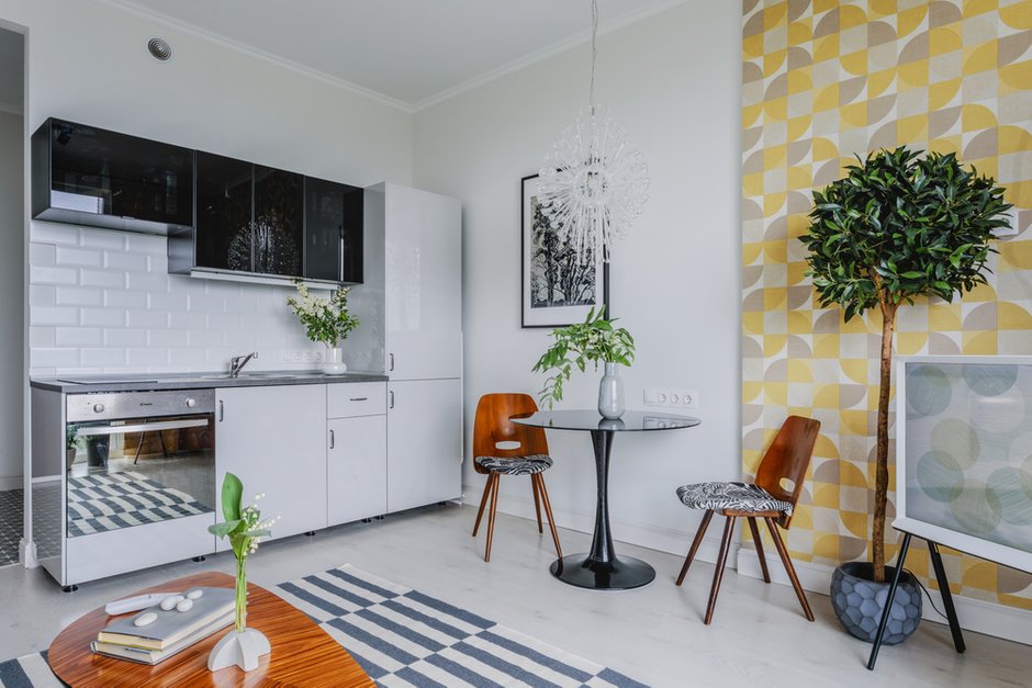 В квартире установлена стандартная кухня ИКЕА МЕТОД с фасадами РИНГУЛЬТ светло-серого цвета и ЮНИС черное стекло. На кухне есть плита с духовкой, раковина, холодильник. Предполагается, что потенциальный арендатор не будет много готовить.