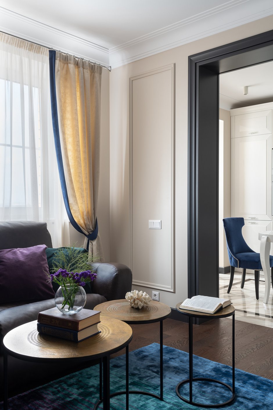 Фотография: Гостиная в стиле Классический, Современный, Квартира, Проект дня, Московский, 3 комнаты, 60-90 метров, Евгений Гнесин, Карина Римик – фото на INMYROOM