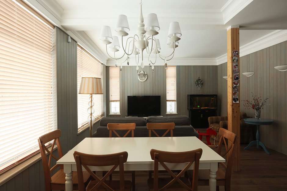 Фотография:  в стиле , Дом, Россия, Artemide, Vitra, IKEA, Проект недели, Ideal Lux, Hansgrohe, Tikkurila, Quickstep, Bosсh, Boras Tapeter, Бурцево, Sharp, Parador, Stroeher, Анна Жемерева, П-образная кухня – фото на INMYROOM