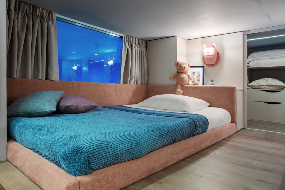 В детских на окнах присутствуют шторы, чтобы в ночное время можно было изолироваться от света.