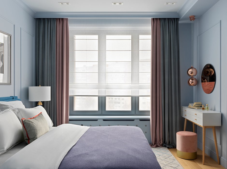 Розовый цвет также отлично вписался в интерьер спальни.