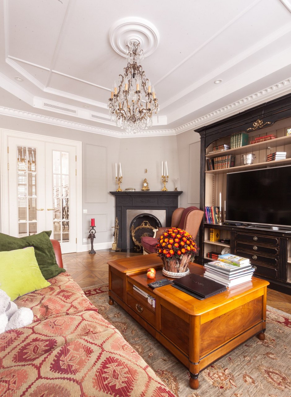 Фотография:  в стиле , Классический, Эклектика, Дом, Россия, Restoration Hardware, Белый, Проект недели, Черный, Москва, Красный, Dulux, Серый, Коричневый, Никита Морозов, интерьер загородного дома, Possoni, Arte Veneziana S.r.l, Traditional Bathrooms, Devon & Devon, Casa d'Arte Paoletti, Old Wood, Roche Bobois, Stovax William IV, как обустроить загородный дом, классический стиль в интерьере, камин в гостиной, Таунхаус – фото на INMYROOM