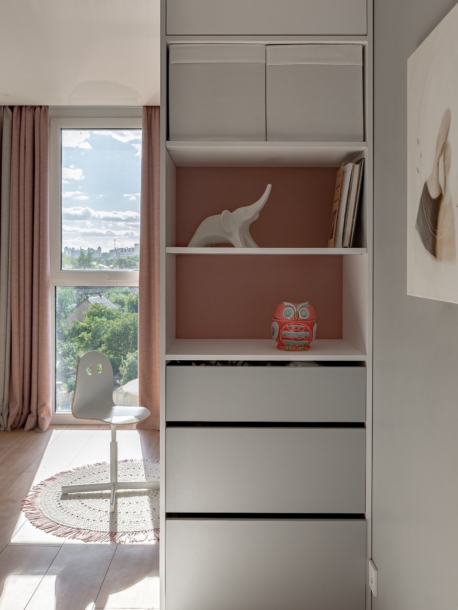 Детская очень светлая благодаря трехметровому панорамному окну и уютная благодаря цветовому сочетанию, фактурам текстиля и элементам декора.