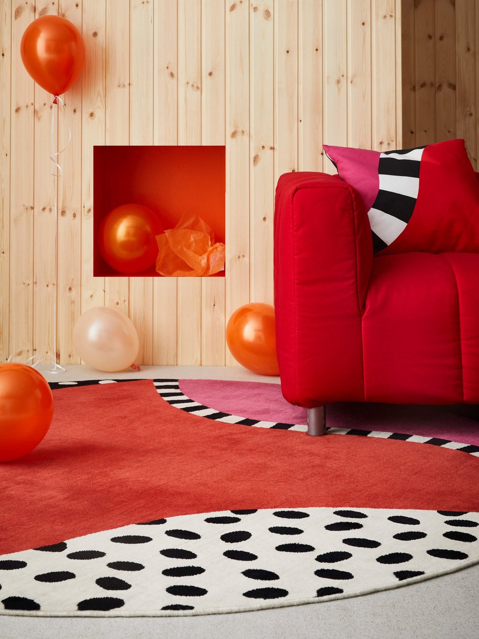 Диван Klippan и ковер Färgstark