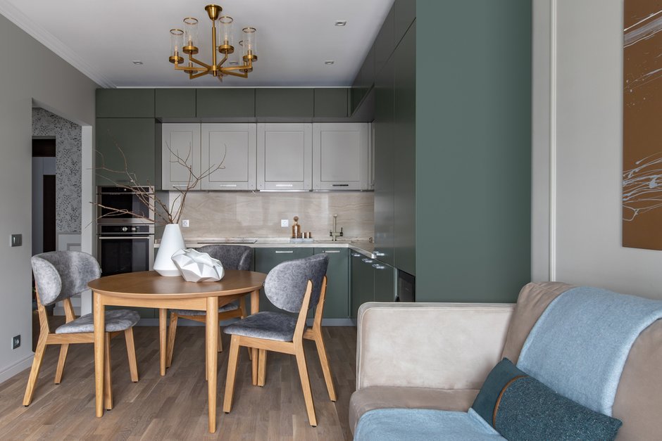 Кухня достаточно стандартная, имеет три ряда — нижние шкафы, верхние и антресольный ярус. В колонну встроены духовой шкаф, микроволновая печь и винный шкаф.