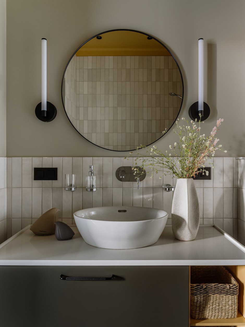 В ванной на стенах сочетание плитки и краски. Потолок желтого цвета поддерживает яркий пол.