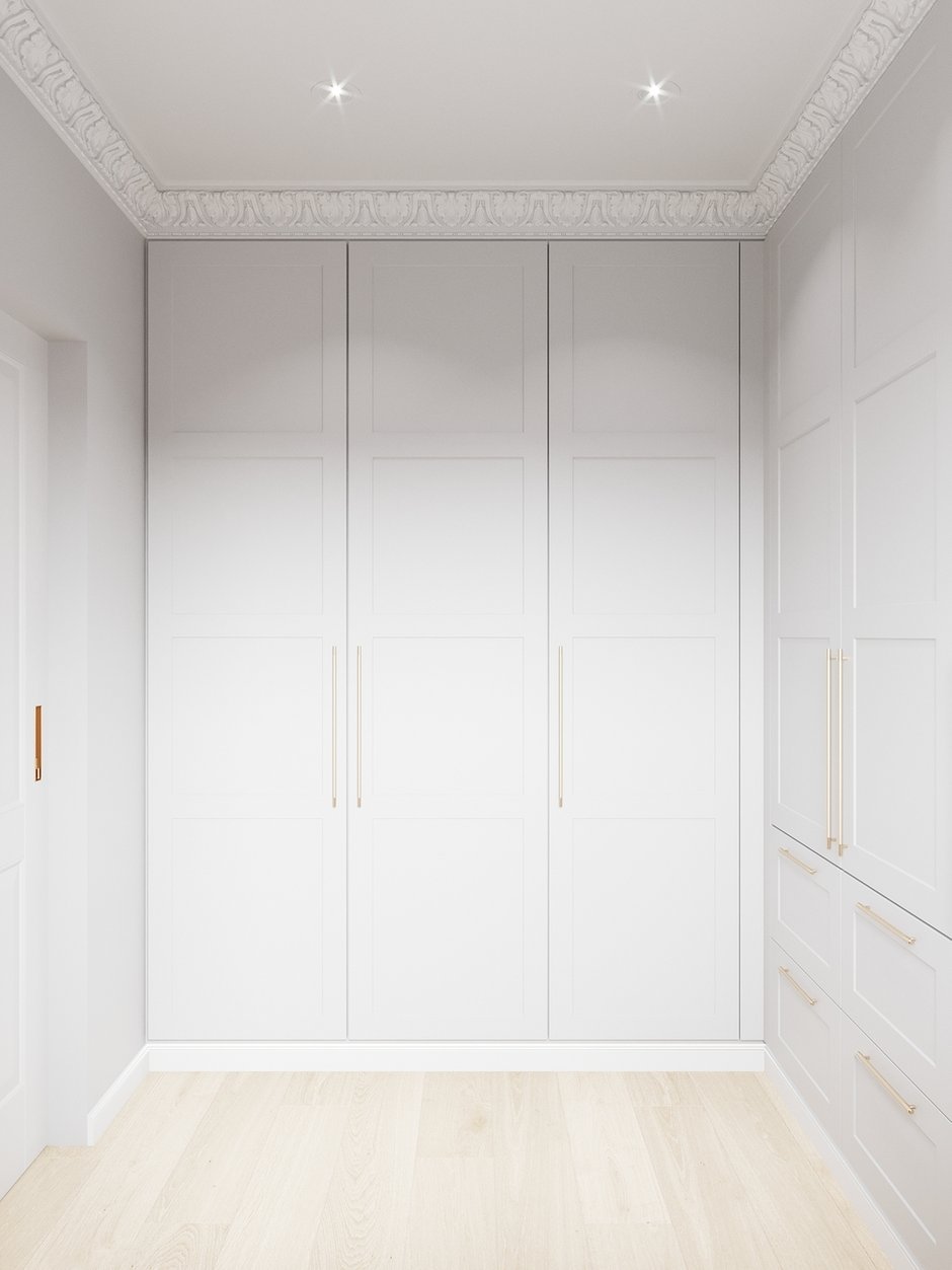 Шкафы в гардеробной сделали закрытыми, чтобы не было ощущения хаоса. Ведь помещение также служит домашним офисом.