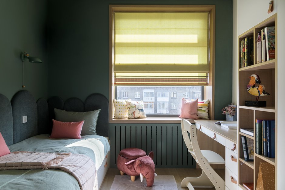 В детской интересные декоративные пуфики в виде животных со съемной крышкой и отсеком для хранения. 