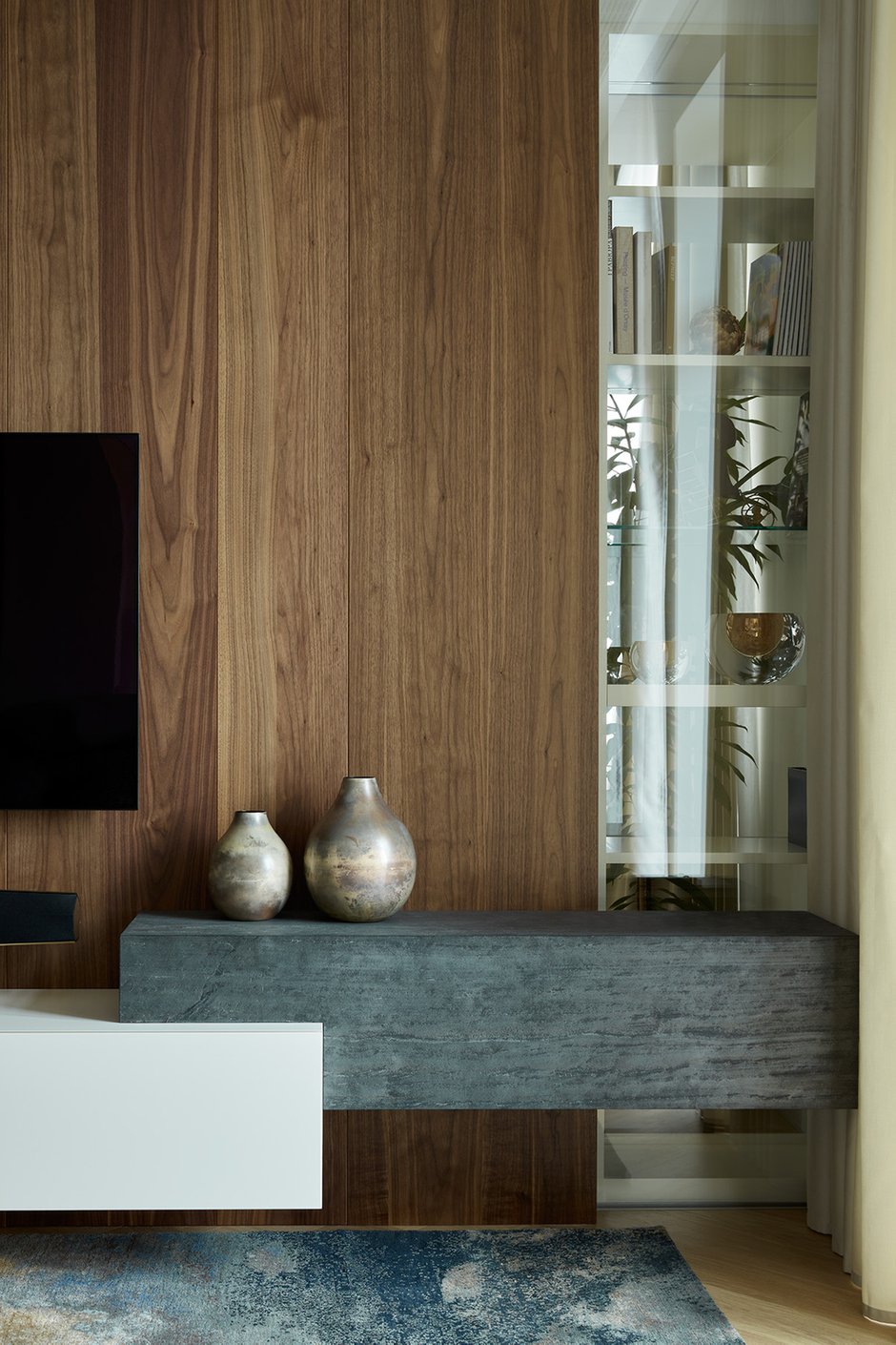 Фотография: Гостиная в стиле Современный, Квартира, Проект дня, Москва, Шамсудин Керимов, Кирпичный дом, 4 и больше, Более 90 метров – фото на INMYROOM