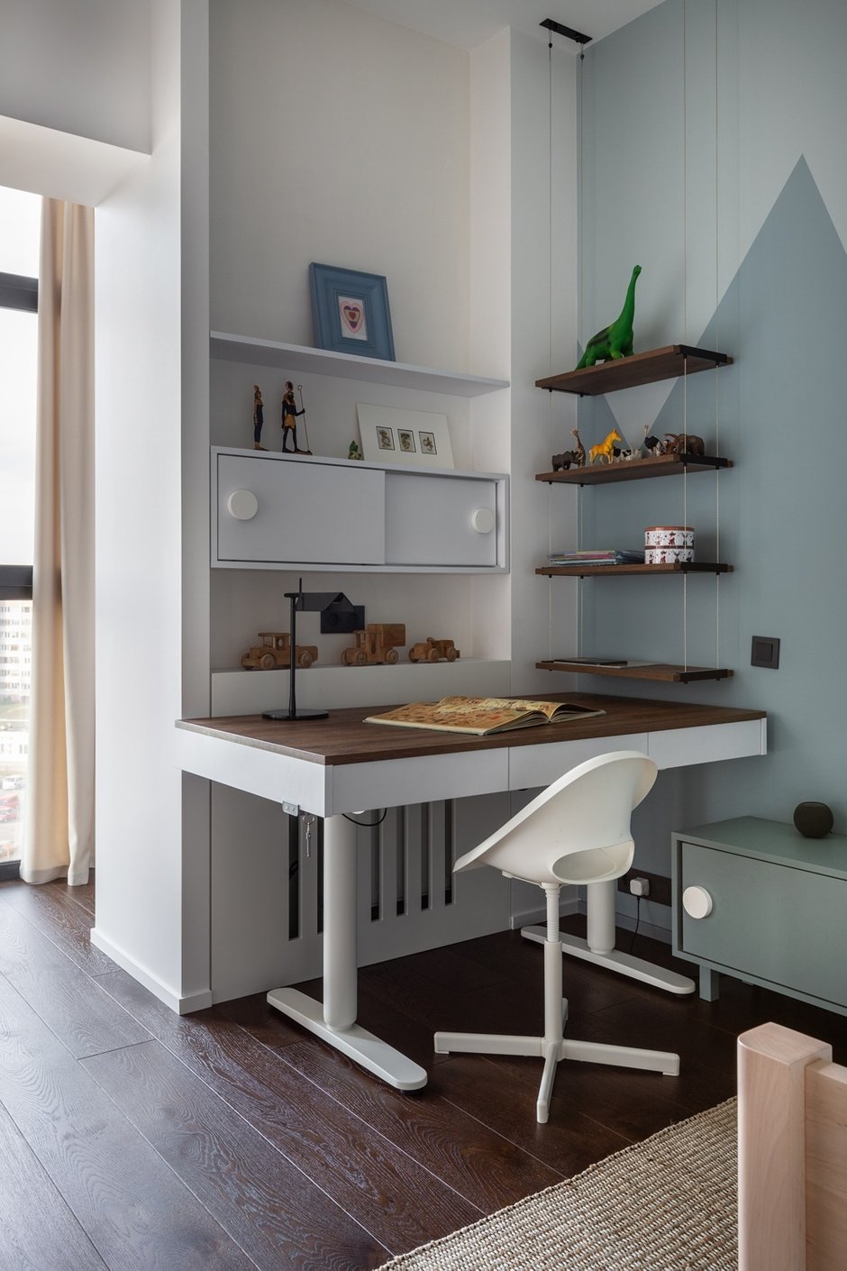 Еще одна фишка проекта в том, что во всей квартире не видно батарей. Причем все они зашиты не просто панелями, а полноценными консолями, в которых можно хранить необходимое. Сверху и снизу, к слову, есть специальные отверстия, позволяющие воздуху свободно циркулировать.