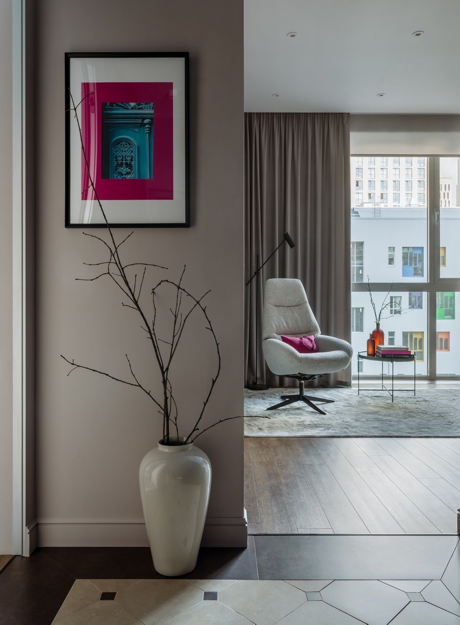 Плиточный ковер в прихожей сделали сами из керамогранита, вырезав нужные детали.