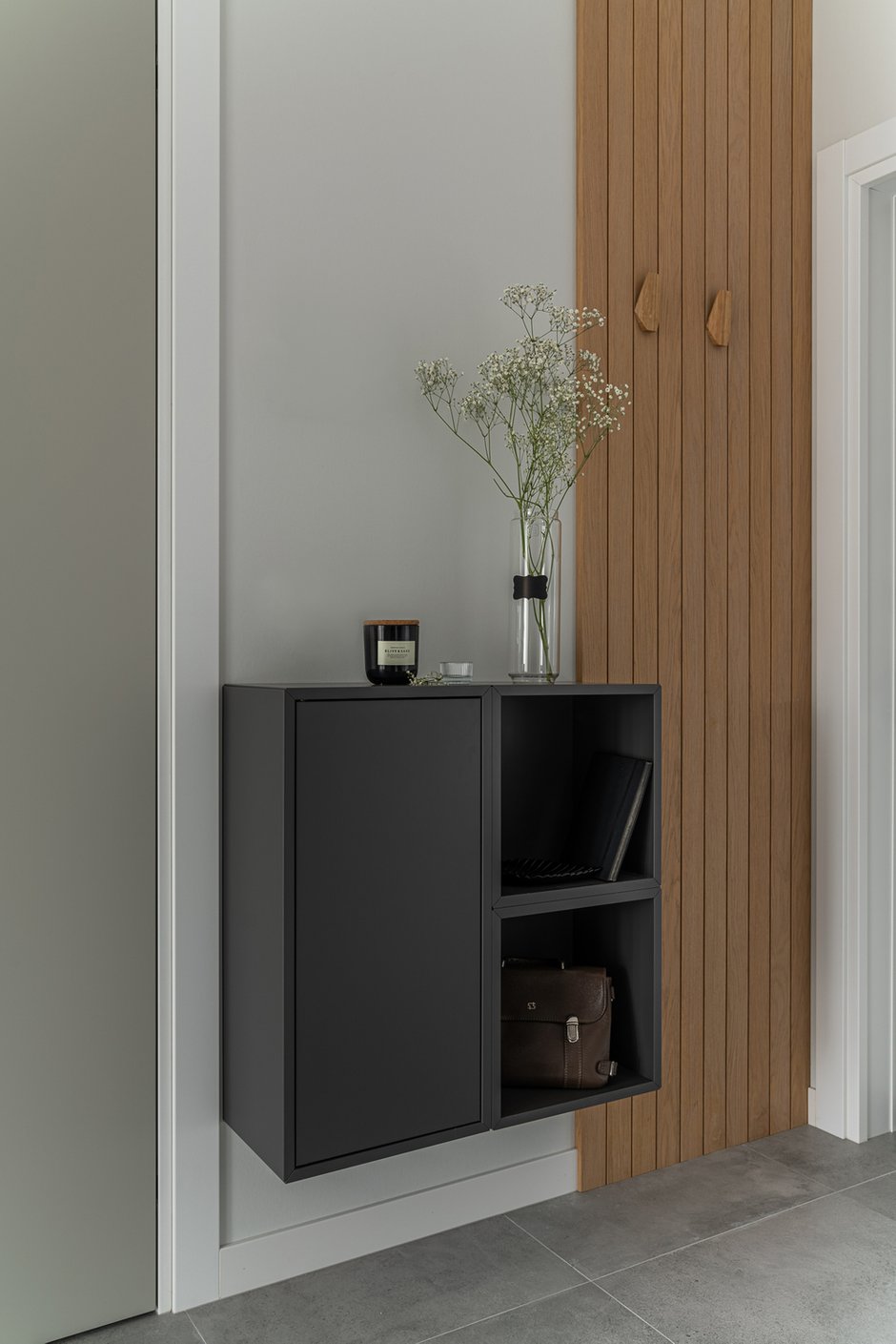 В прихожей применили серию модульных полок как ключницу. 