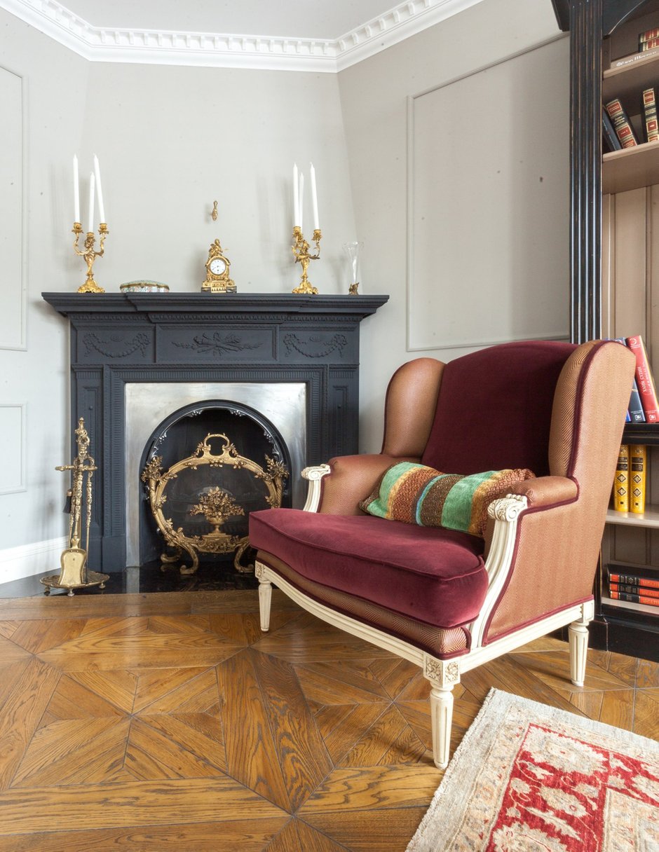 Фотография:  в стиле , Классический, Эклектика, Дом, Россия, Restoration Hardware, Белый, Проект недели, Черный, Москва, Красный, Dulux, Серый, Коричневый, Никита Морозов, интерьер загородного дома, Possoni, Arte Veneziana S.r.l, Traditional Bathrooms, Devon & Devon, Casa d'Arte Paoletti, Old Wood, Roche Bobois, Stovax William IV, как обустроить загородный дом, классический стиль в интерьере, камин в гостиной, Таунхаус – фото на INMYROOM