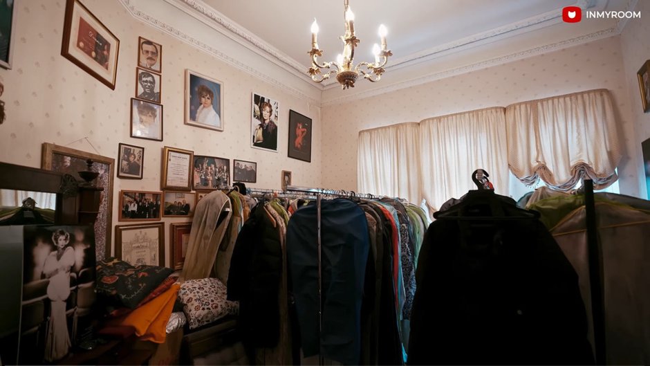 Фотография: в стиле , советский дизайн, LIFESTYLE, Людмила Гурченко, Квартира Людмилы Гурченко, жизнь актрисы, квартира актрисы, советские актрисы, жилье ссср, жизнь Людмилы Гурченко, Гардероб Людмилы Гурченко, как одевалась Людмила Гурченко, образы Людмилы Гурченко, одежда Людмилы Гурченко, как жила Людмила Гурченко, квартира Людмила Гурченко, Гурченко, Коллекция Гурченко, Урановое стекло Гурченко – фото на INMYROOM