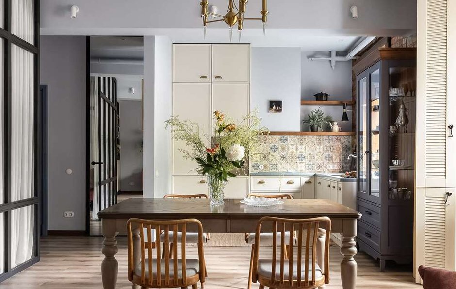 Фотография:  в стиле , Кухня и столовая, Интерьер комнат, Интерьерный стиль, Дизайн интерьера, Советы, Кухонный остров, идеи обустройства узкой кухни, как оформить интерьер кухни, интерьер кухни, интерьер кухни-столовой, организация системы хранения на кухни, альтернативы кухонному острову, дизайн кухни, эргономика кухни, эргономика маленькой кухни, кухня с островом, тренды в дизайне, кладовая, тренды 2025, тренды 2026, Кладовка, тренды в интерьере – фото на INMYROOM