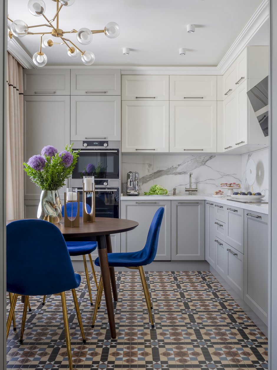 Для пола в кухне использовали метлахскую плитку: получился красивый парадный ковер.