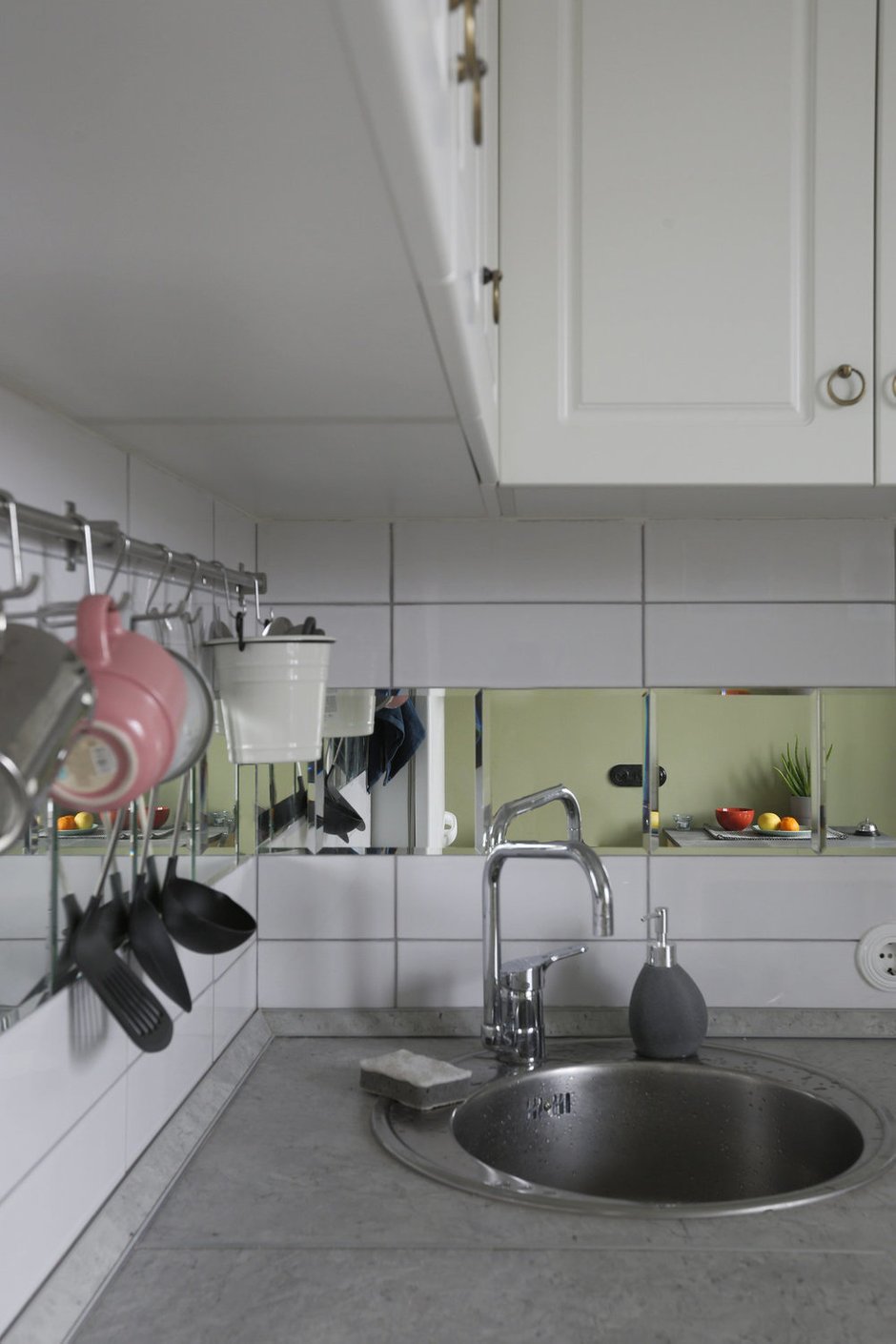 Фотография: Кухня и столовая в стиле Современный, Малогабаритная квартира, Квартира, Проект недели, Москва, 1 комната, до 40 метров, Некрасовка, Александр Максимов – фото на INMYROOM