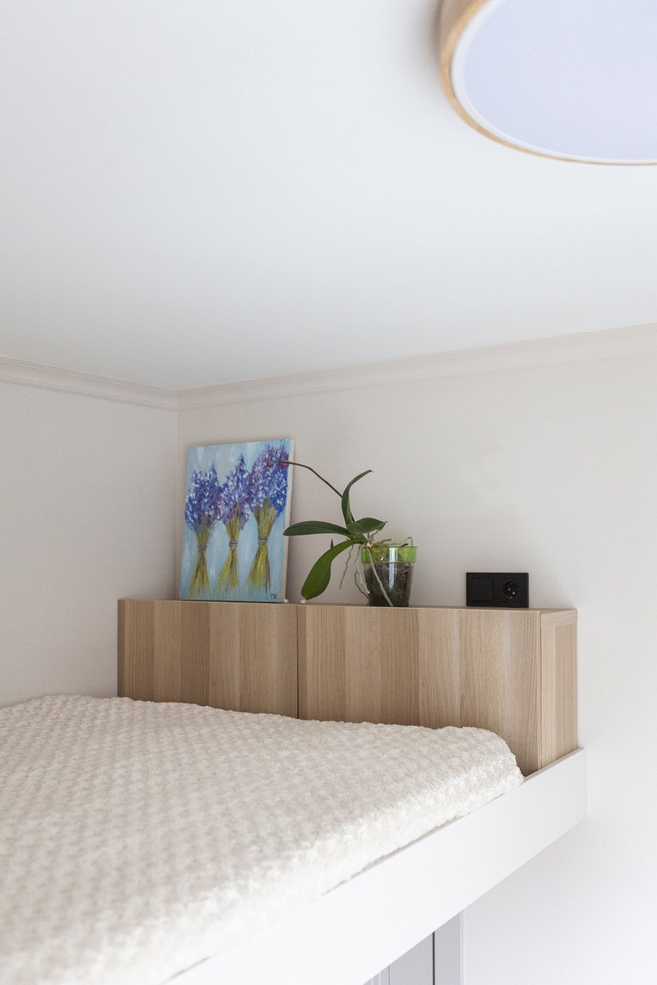 За счет высокого потолка в детских сделали удобные широкие кровати-антресоли, что позволило освободить место для игр и занятий.