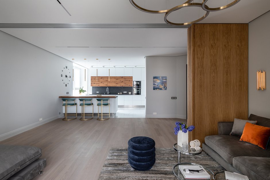 Для отделки стен в квартире использовано рельефное декоративное покрытие.