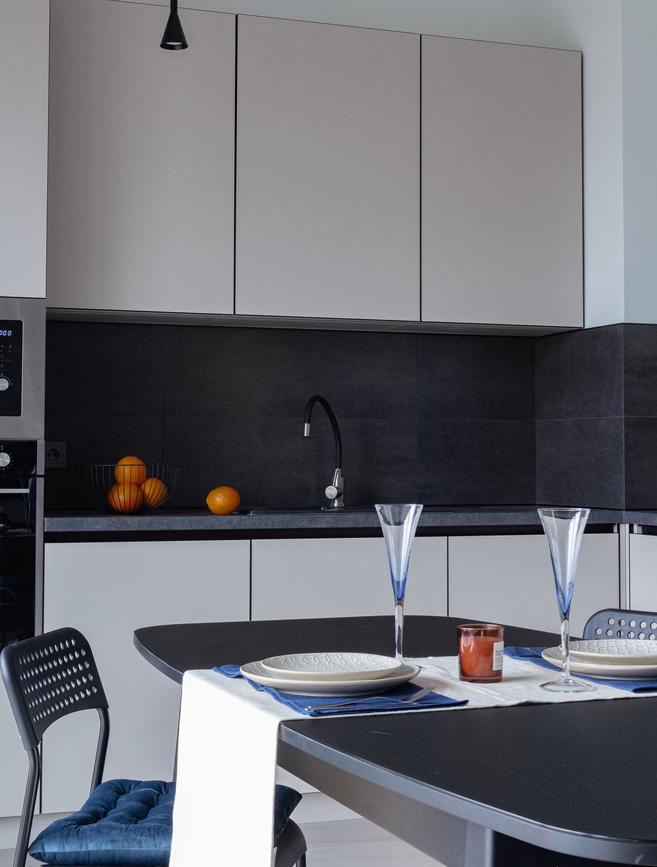 Кухню не переносили. В доме газ. Варочную поверхность установили индукционную, что позволило согласовать объединение кухни с гостиной.