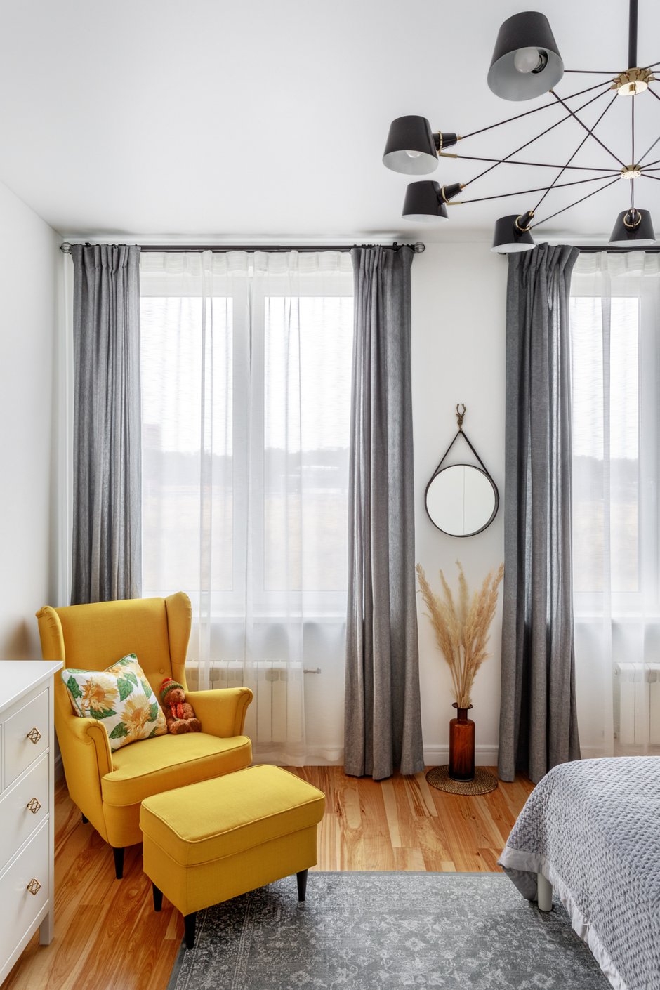 Желтое кресло стало ярким жизнерадостным элементом, который создает отпускную атмосферу в любой сезон.