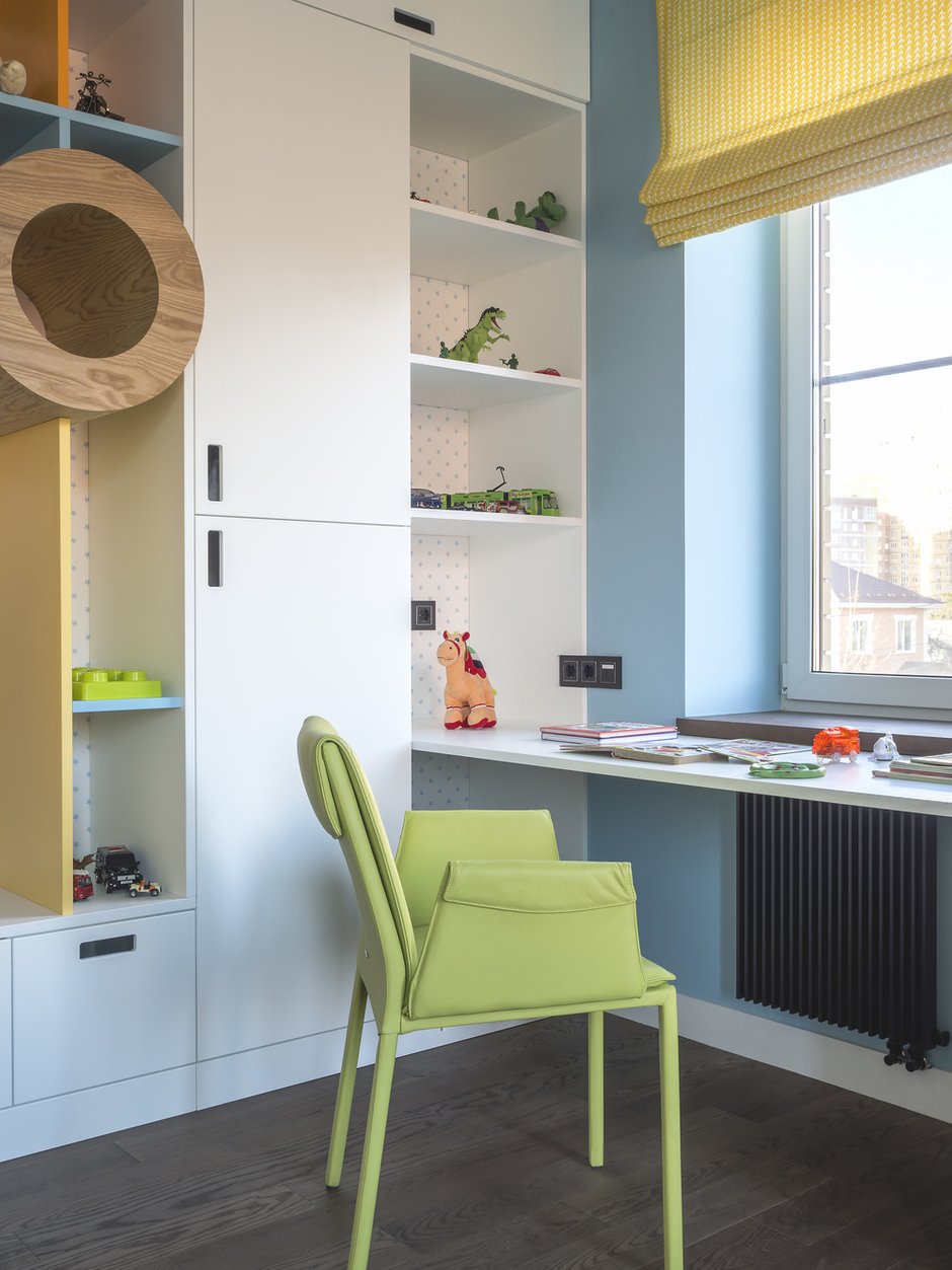 Детская оформлена в жизнерадостных цветах и поднимает настроение. Мебель была изготовлена на заказ.