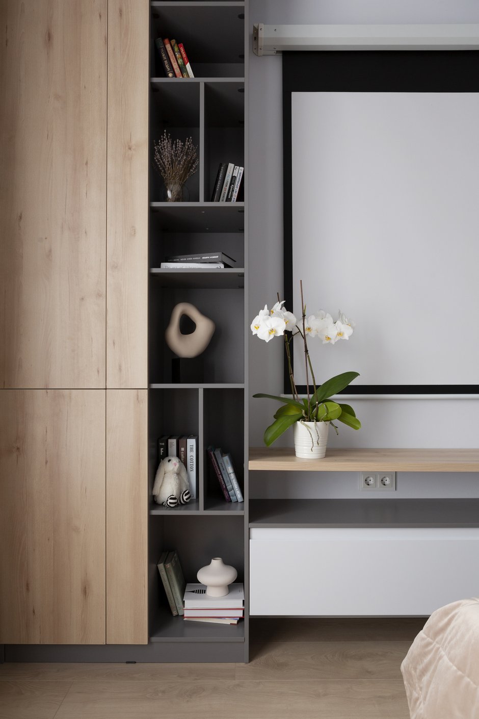 Вместо телевизоров использовали проекторы, что очень удобно.