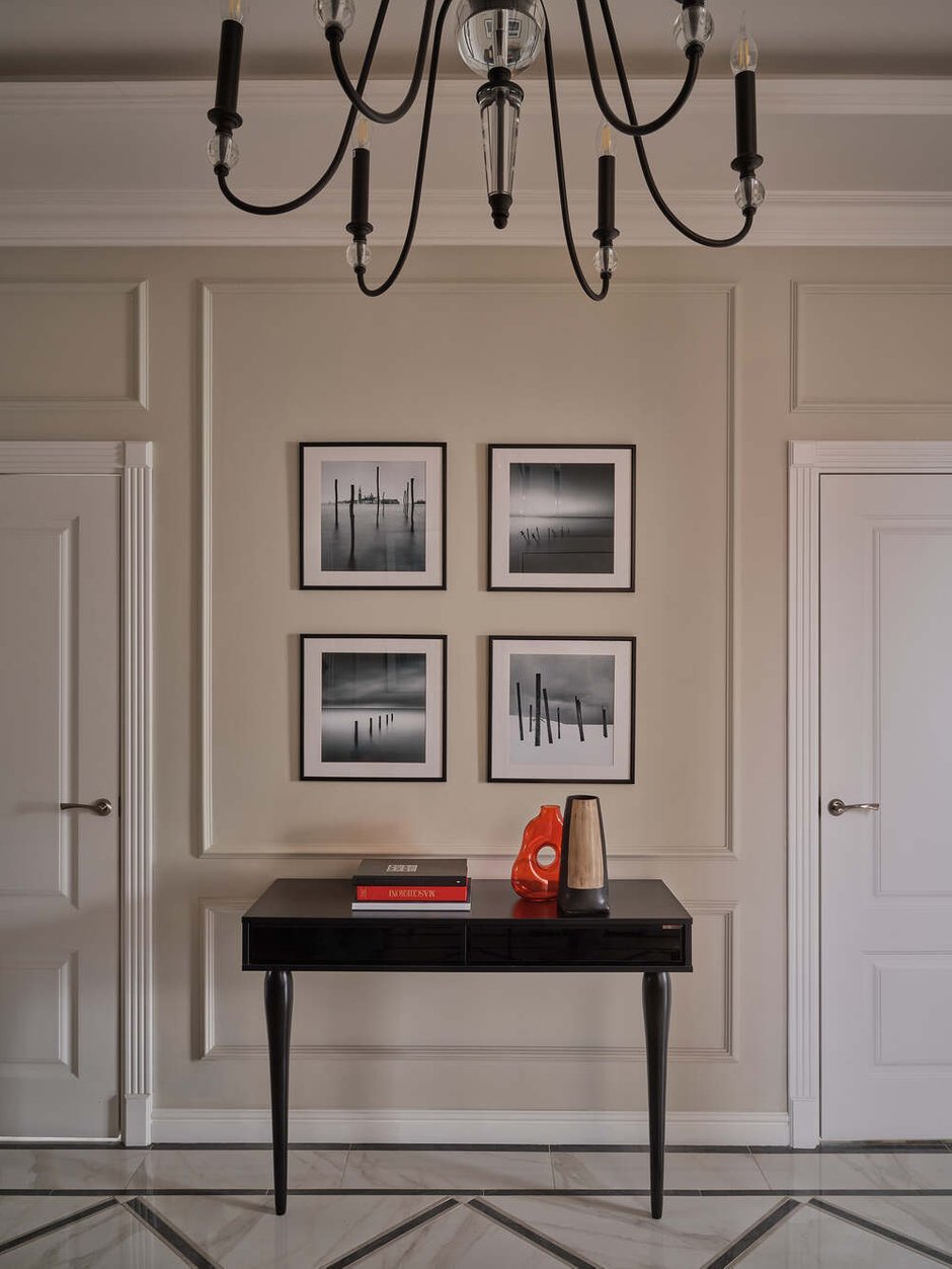 Фотография: Прихожая в стиле Классический, Современный, Дом, Проект дня, Москва, Дом и дача, Блочный дом, 4 и больше, Более 90 метров, классический с современными элементами, Екатерина Бачурина – фото на INMYROOM