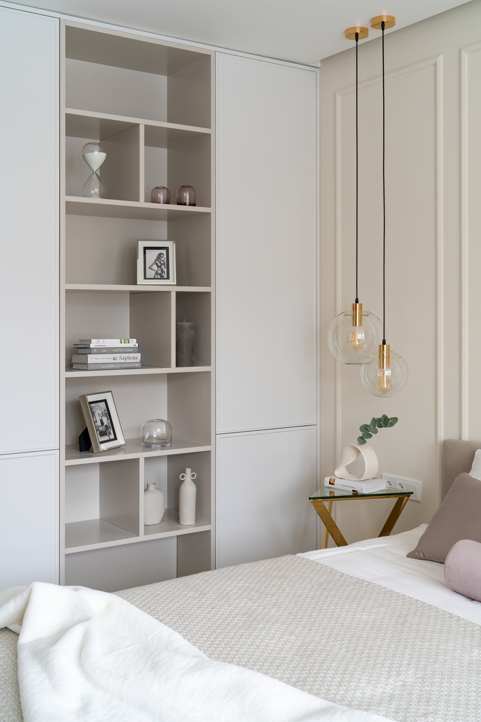 Мебель выполнена на заказ, поэтому идеально вписывается в интерьер как по размерам, так и по цвету.