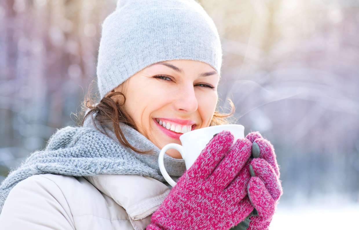 Warm winter. Здоровье зимой. Счастливые люди зимой. Улыбка зимой. Женщина улыбается зимой.