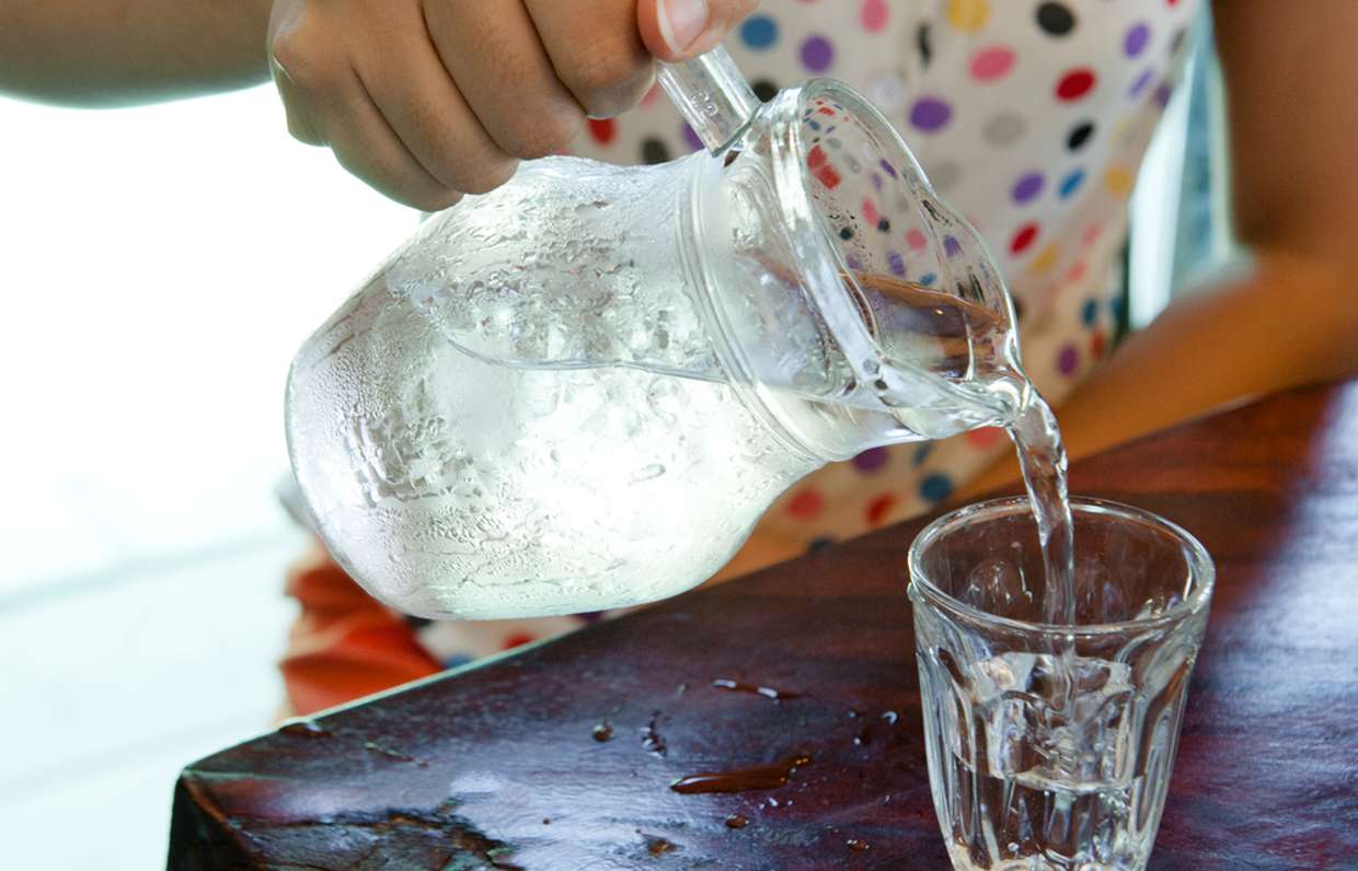 Воду можно кипятить в любой стеклянной посуде. Кипяченая питьевая вода. Горячая вода в стакане. Стакан теплой воды. Вода питьевая в стакане.