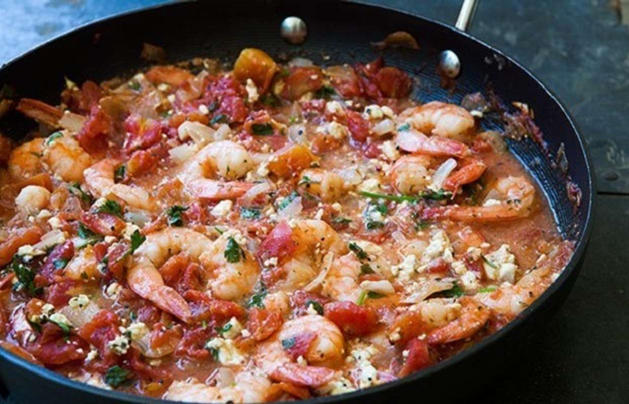 Рецепт креветок с овощами на сковороде. Фета саганаки. Креветки саганаки. Саганаки с морепродуктами. Креветки в томатном соусе.