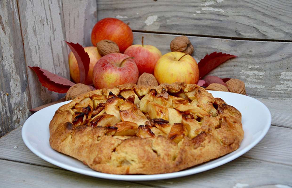 Песочное тесто с яблоками в духовке рецепт. Песочный пирог с яблоками. Пирог с яблоками и орехами в духовке. Песочный пирог с яблоками в духовке. Яблочный пирог из песочного теста.