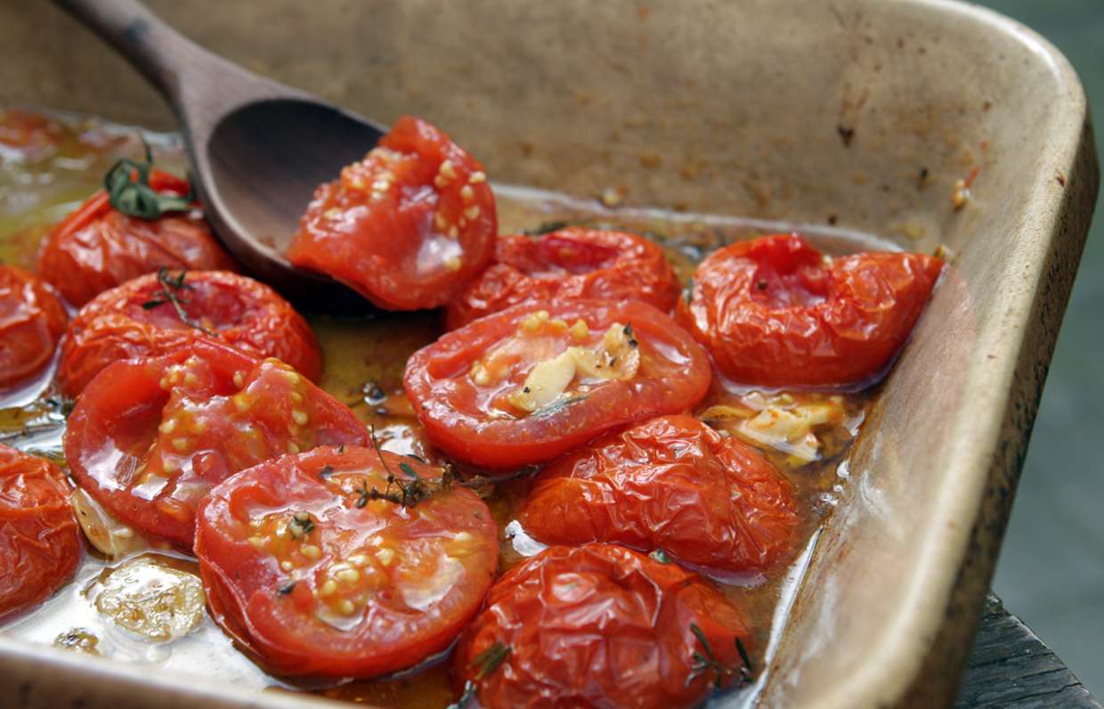 Рецепт жареных помидор с чесноком. Печеные помидоры. Помидоры в духовке. Помидоры запеченные в духовке. Печеные томаты в духовке.