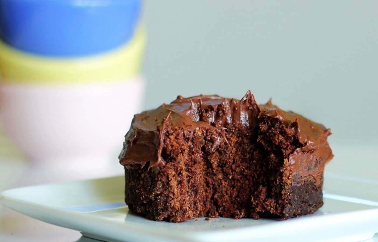 Минута шоколада. Шоколадное тортик в микроволновке. Шоколадный торт в микроволновке. Шоколадный пирог в микроволновке. За 5 минут шоколадный тортик.