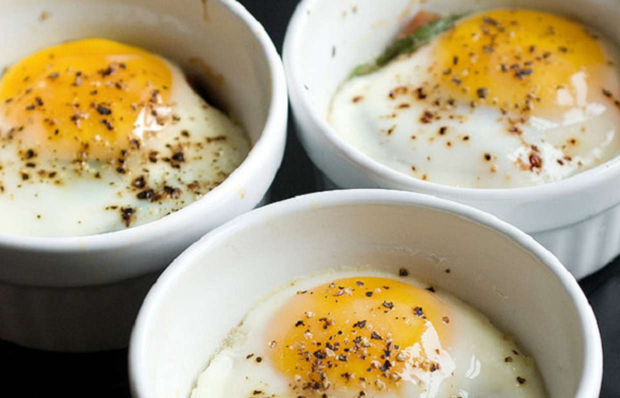 Запеченные яйца. Запечённые яйца в духовке. Яичница на фольге. Яичный желток запеченный. Eggs preparing.