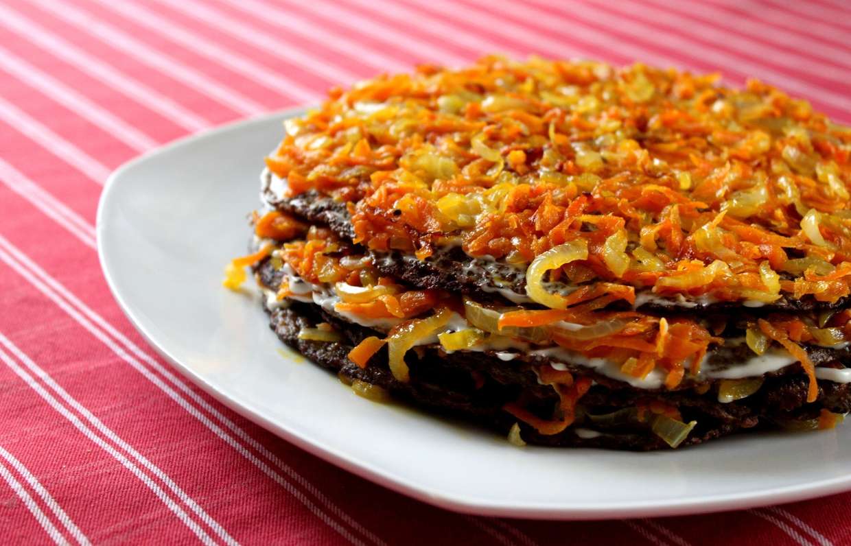 Печеночный пирог с морковью и луком
