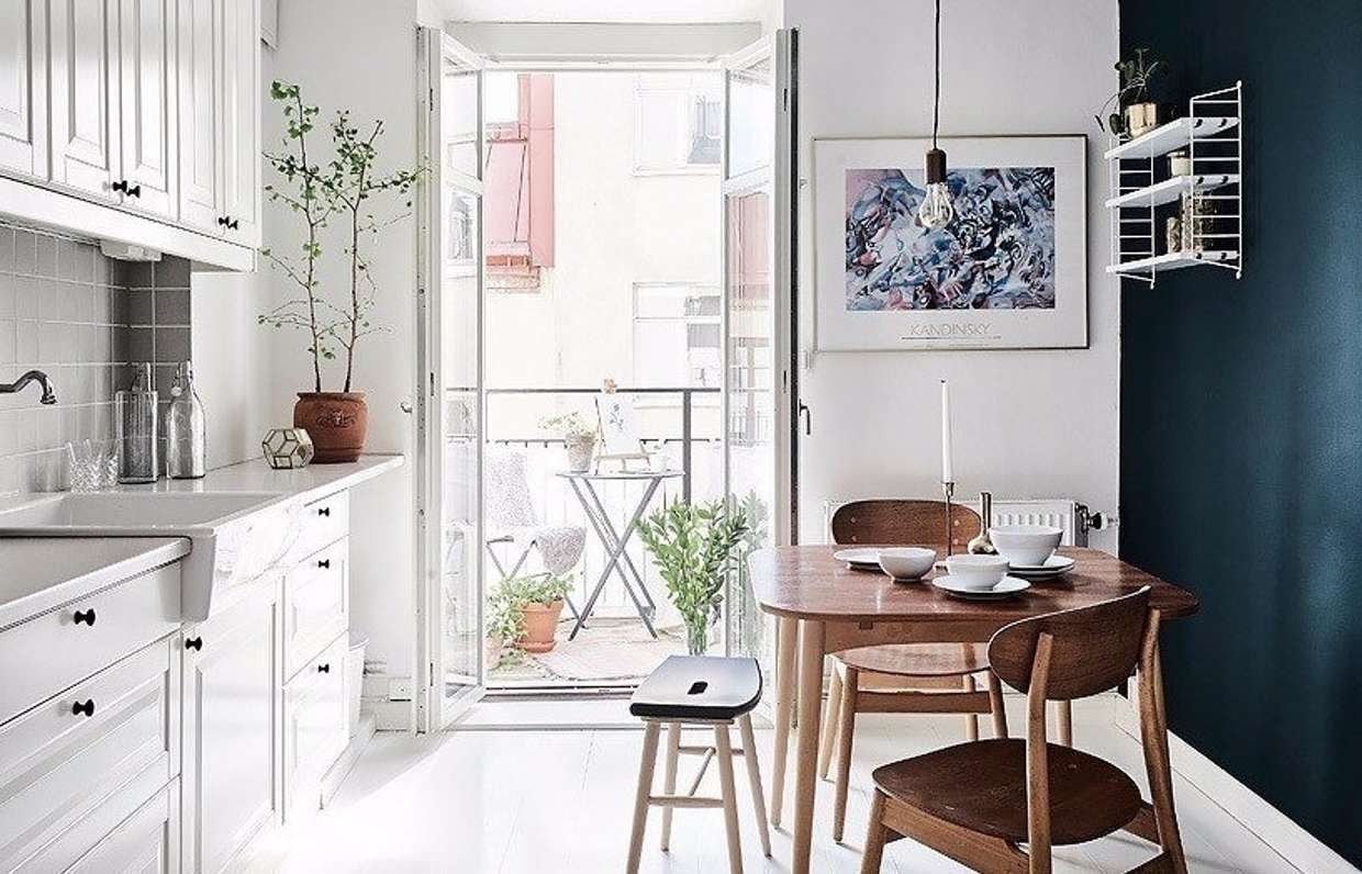 Как выбрать компактный обеденный стол для небольшой квартиры?