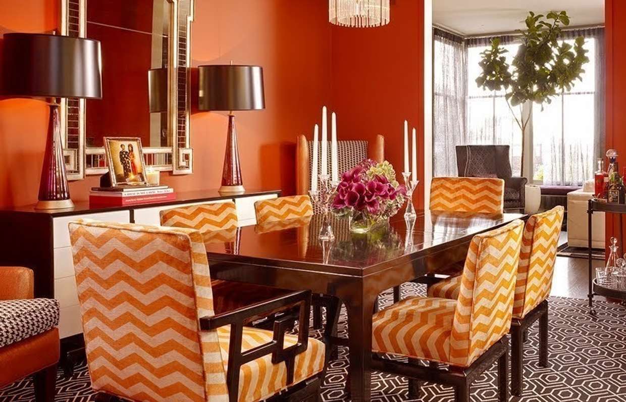 оранжевые стены и белая мебель